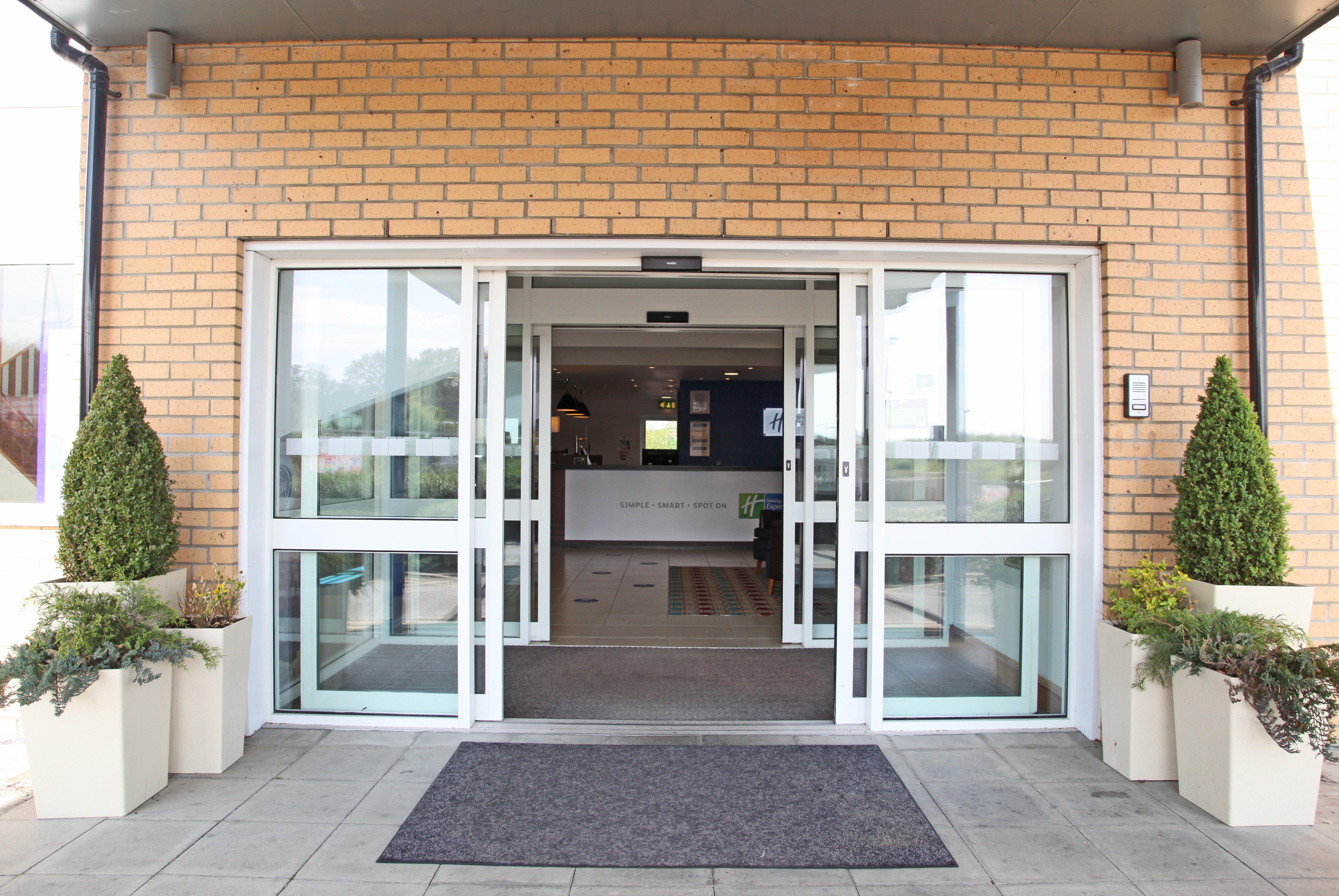 Holiday Inn Express Braintree By Ihg Exterior foto